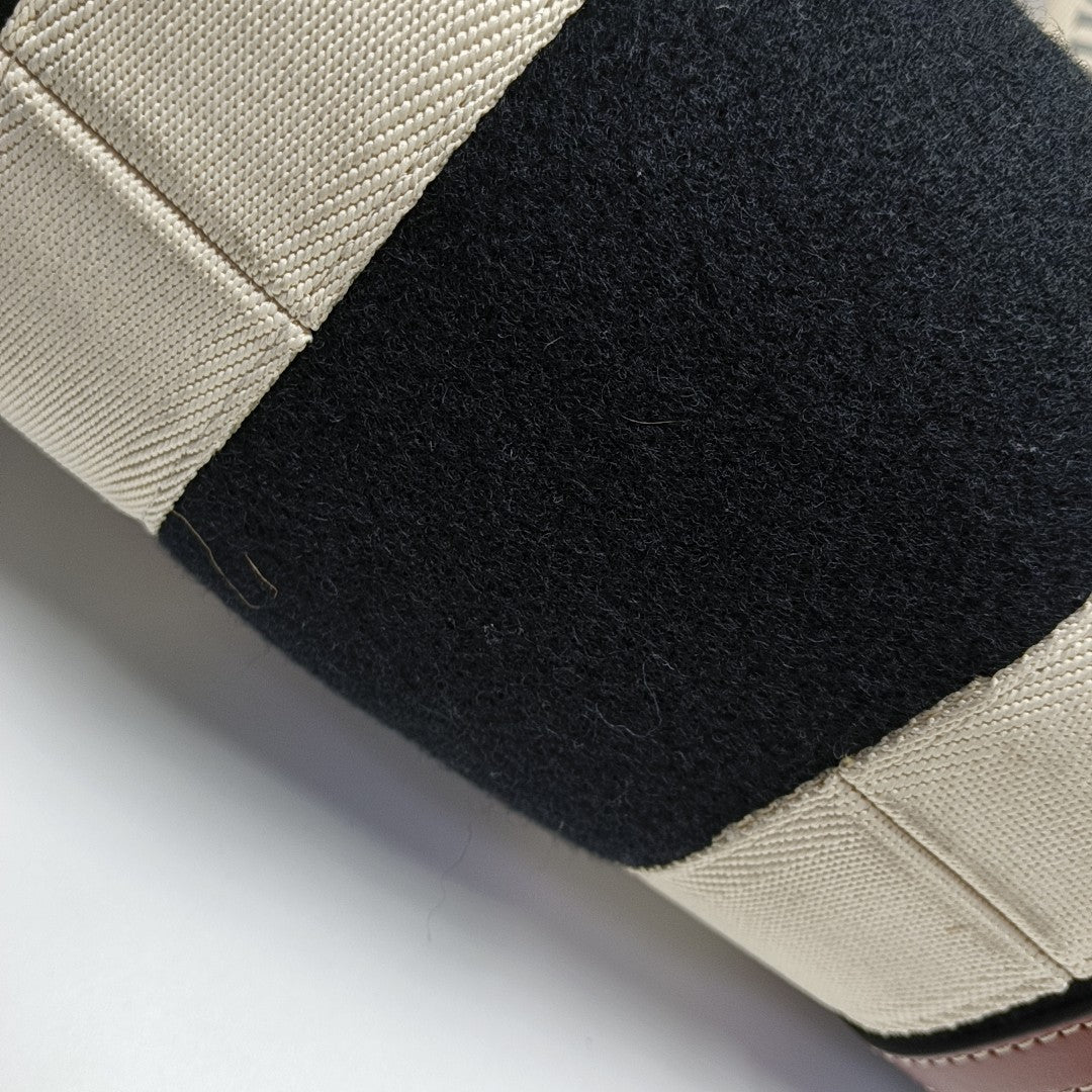 Woody Medium Felt Black