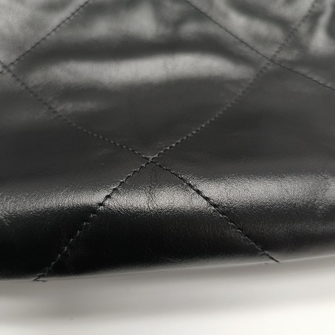 CHANEL 22 Medium Quilted Calfskin Black