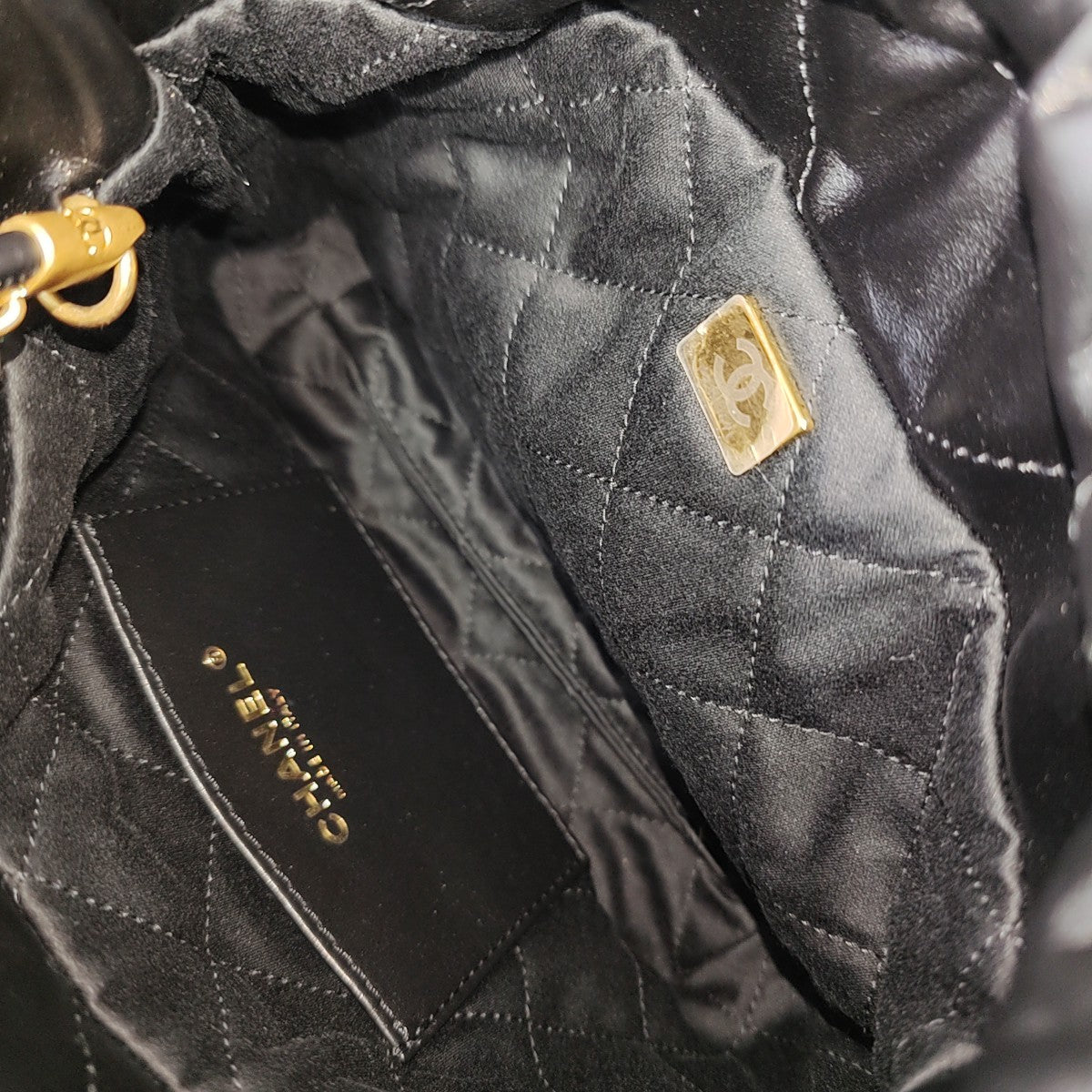 CHANEL 22 Mini Quilted Calfskin Black