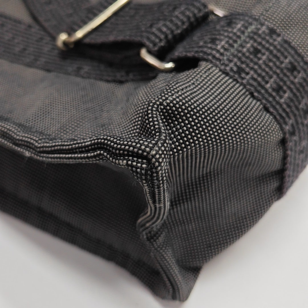 Her Line 31 Canvas Gray