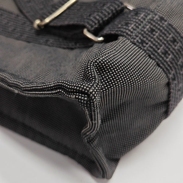 Her Line 31 Canvas Gray