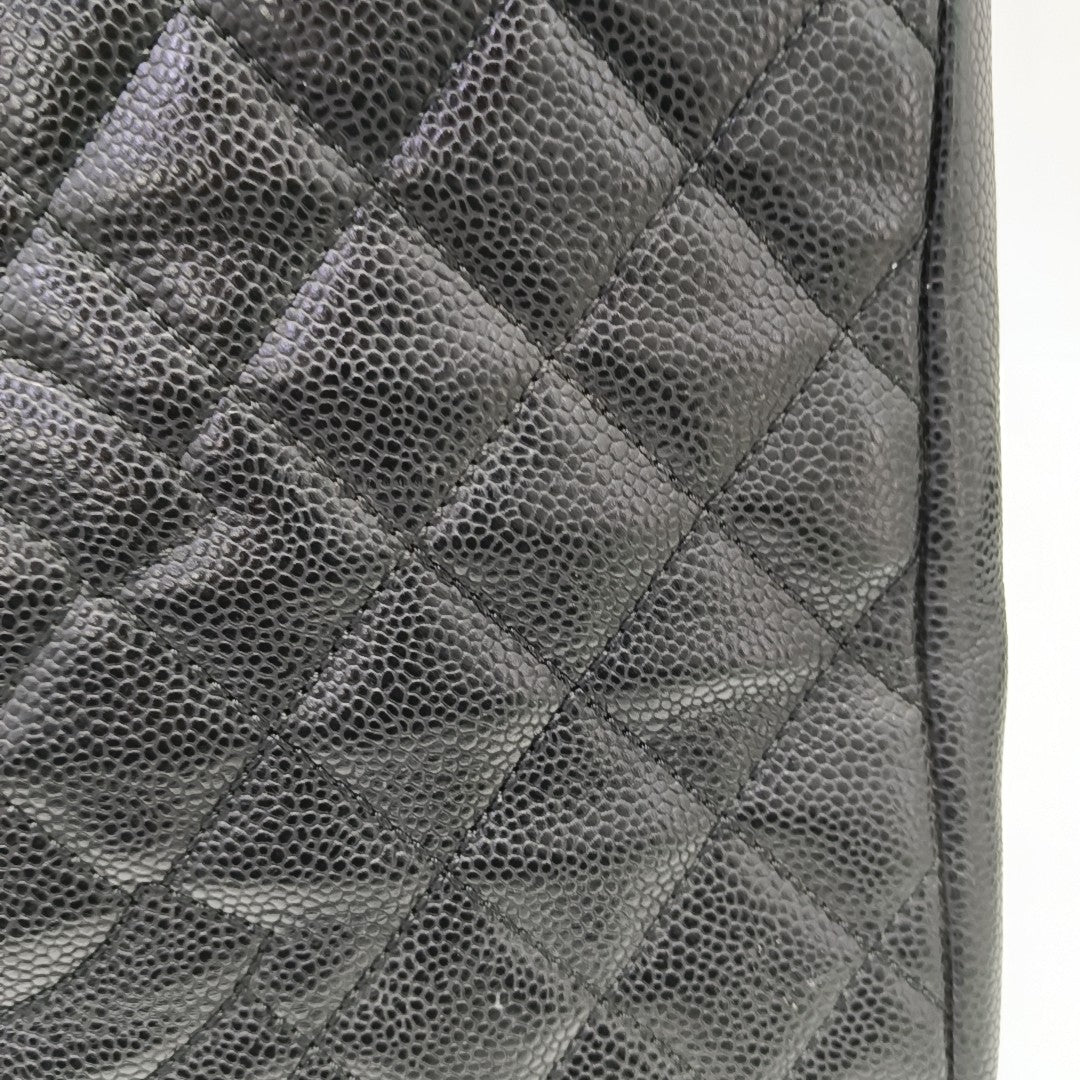 Chanel GST Large en Piel de Becerro Granulada Acolchada Negra