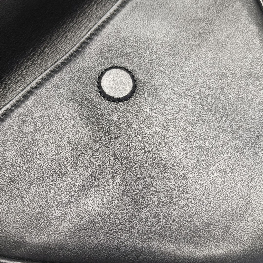 TRIANGLE Calfskin Black