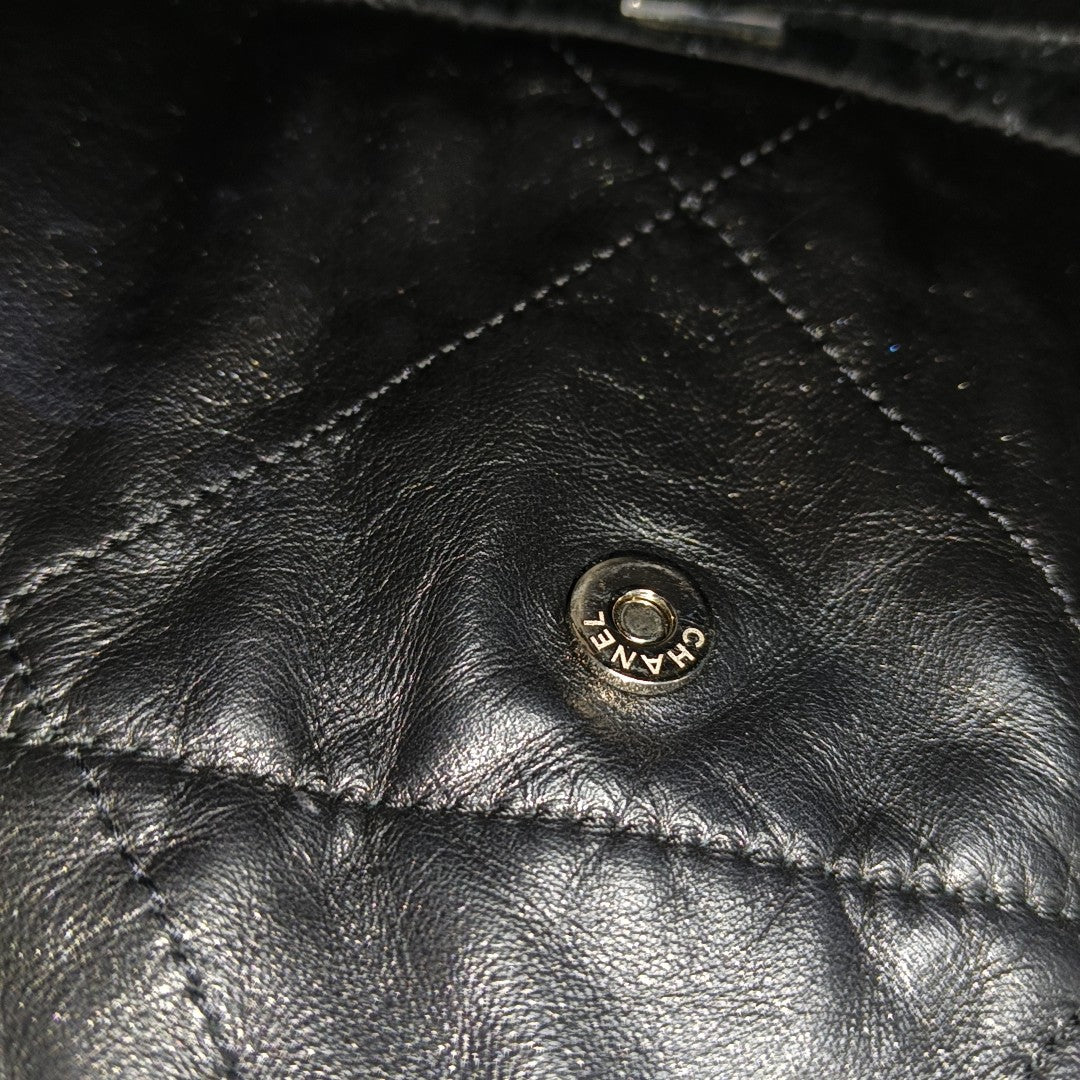 CHANEL 22 Medium Quilted Calfskin Black