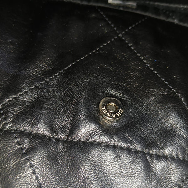 CHANEL 22 Medium Quilted Calfskin Black