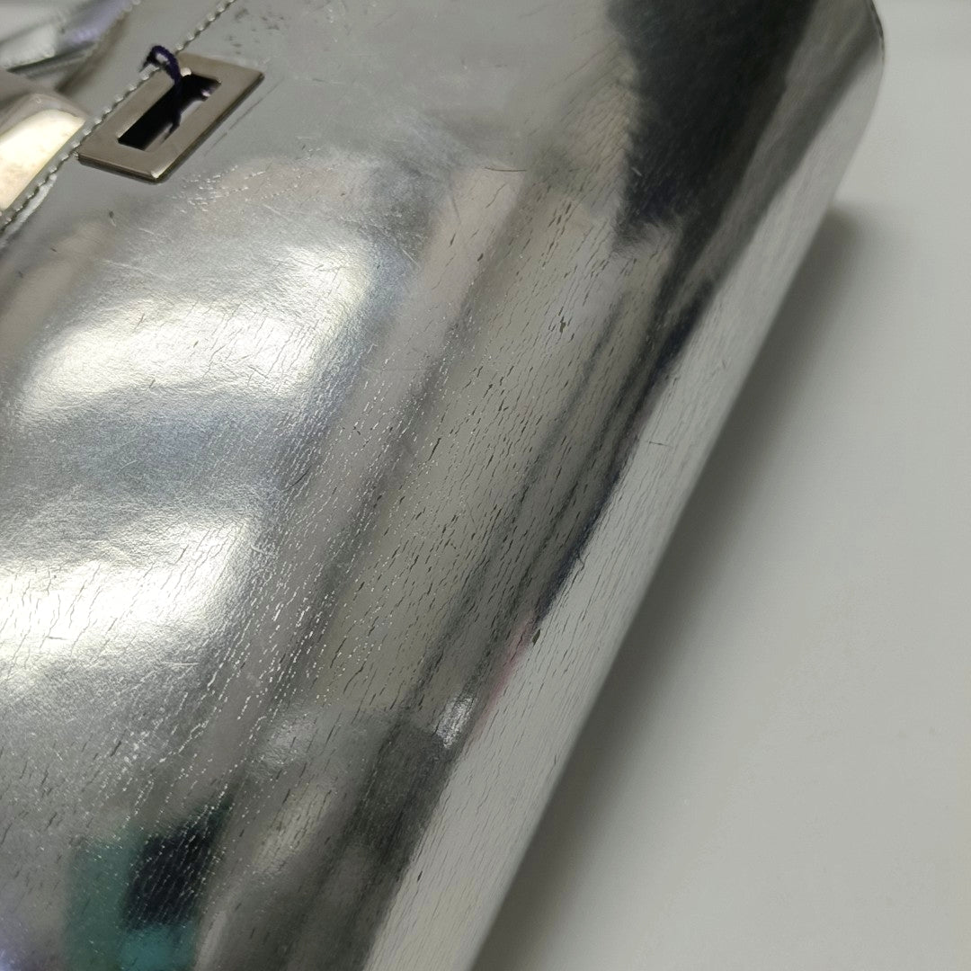 Authenticated pre-owned  CLASSIC BOX Medium Calfskin Silver - Shoulder Bag at Looply