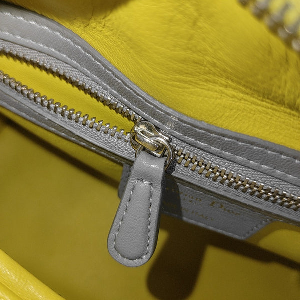 Bolso Lady Dior Mediano de Piel de Cordero Acolchada Gris