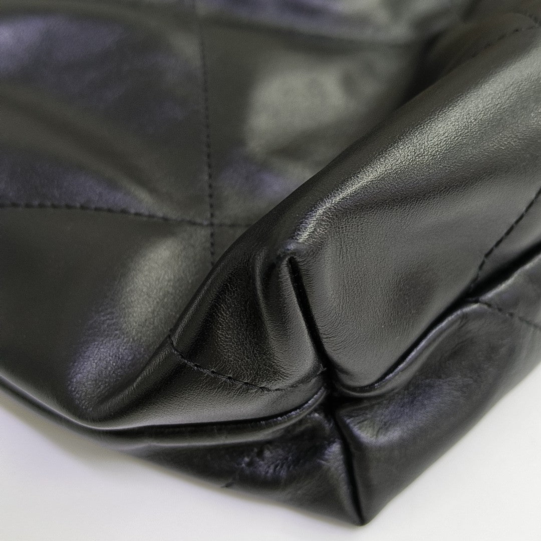 CHANEL 22 Medium Quilted Calfskin Black