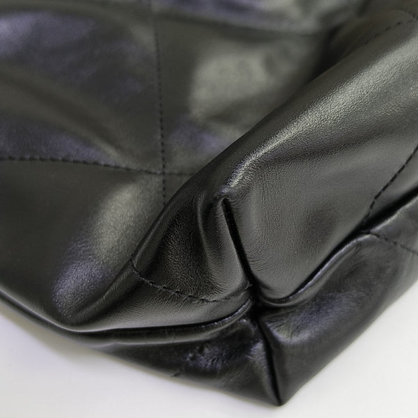 CHANEL 22 Medium Quilted Calfskin Black