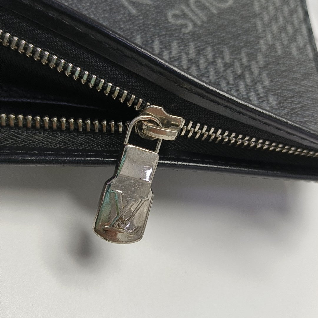Pochette Voyag MM Damier Graphite Coated Canvas Gray