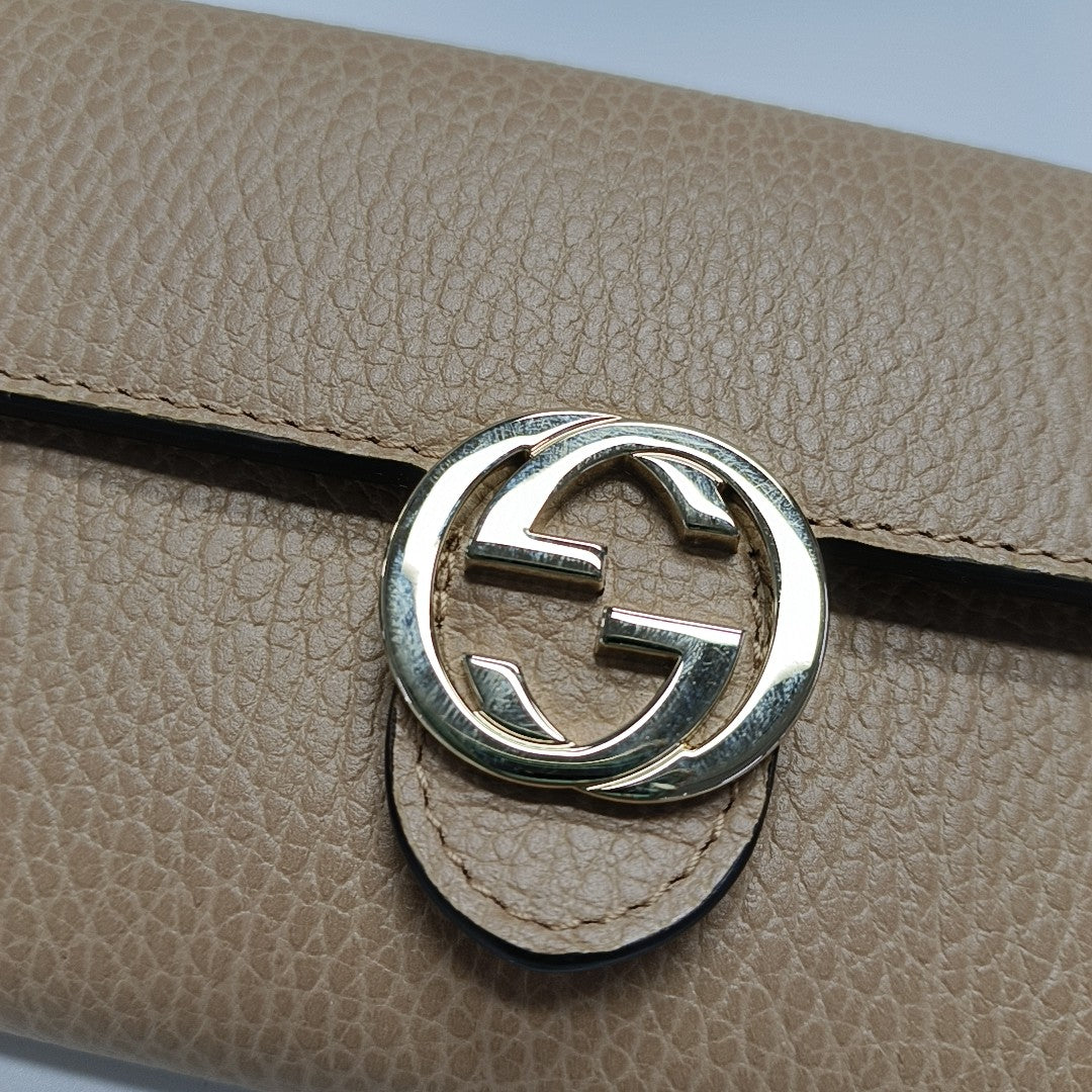 Cartera de piel de becerro marrón con G entrelazadas