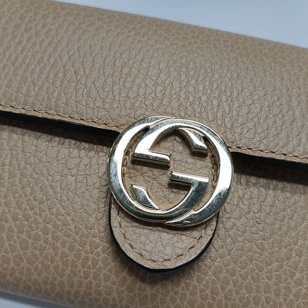 Cartera de piel de becerro marrón con G entrelazadas