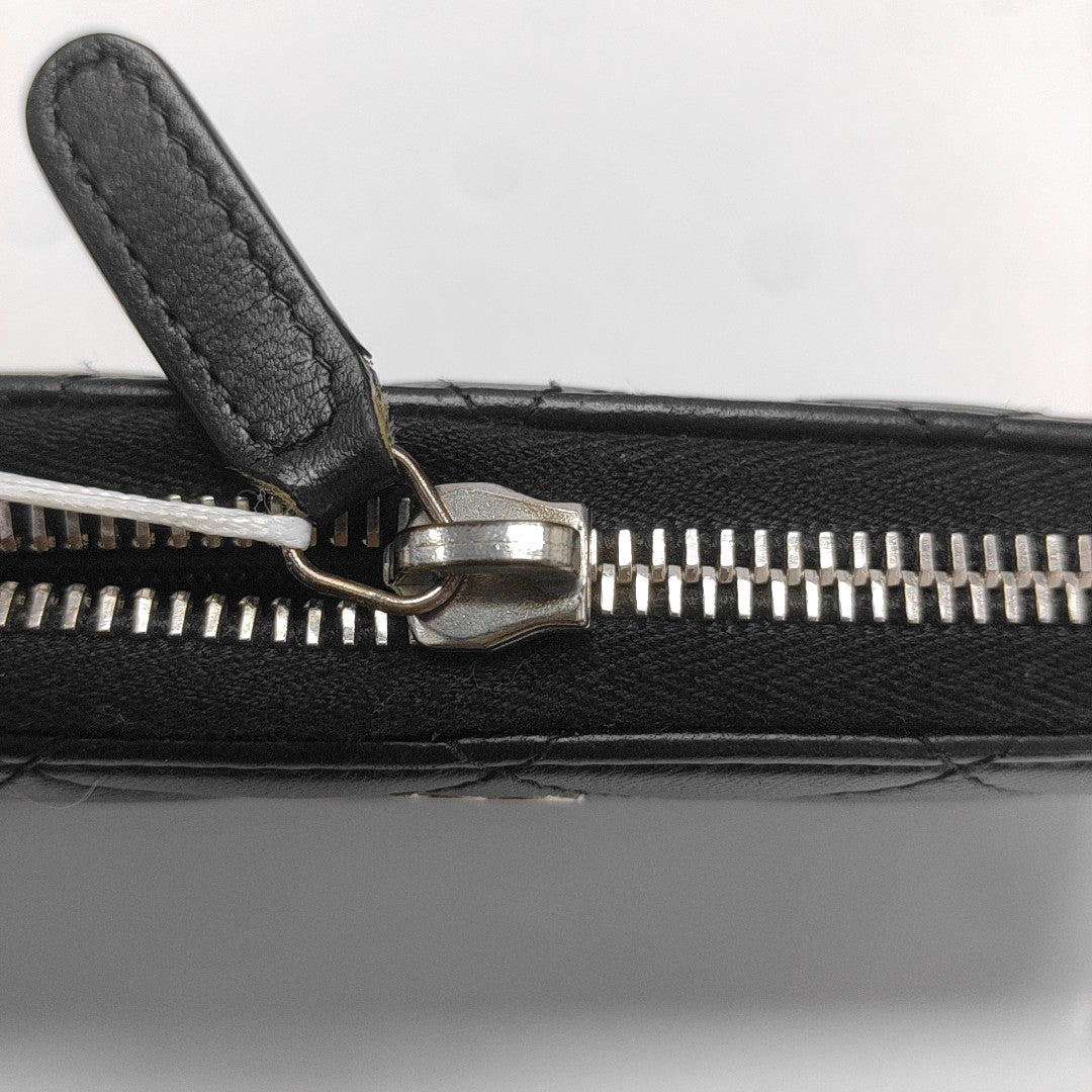 Monedero negro CLASSIC FLAP pequeño de piel de cordero acolchada