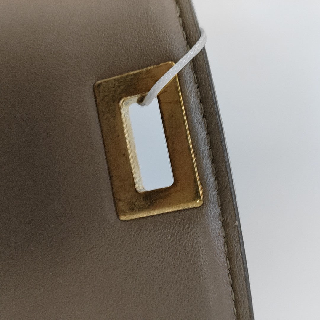 CLASSIC BOX Medium Calfskin Beige