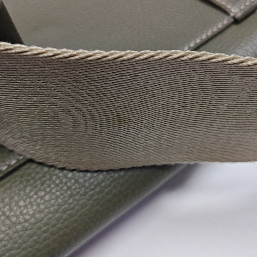 Authenticated pre-owned  Saddle Calfskin Green - Shoulder Bag at Looply