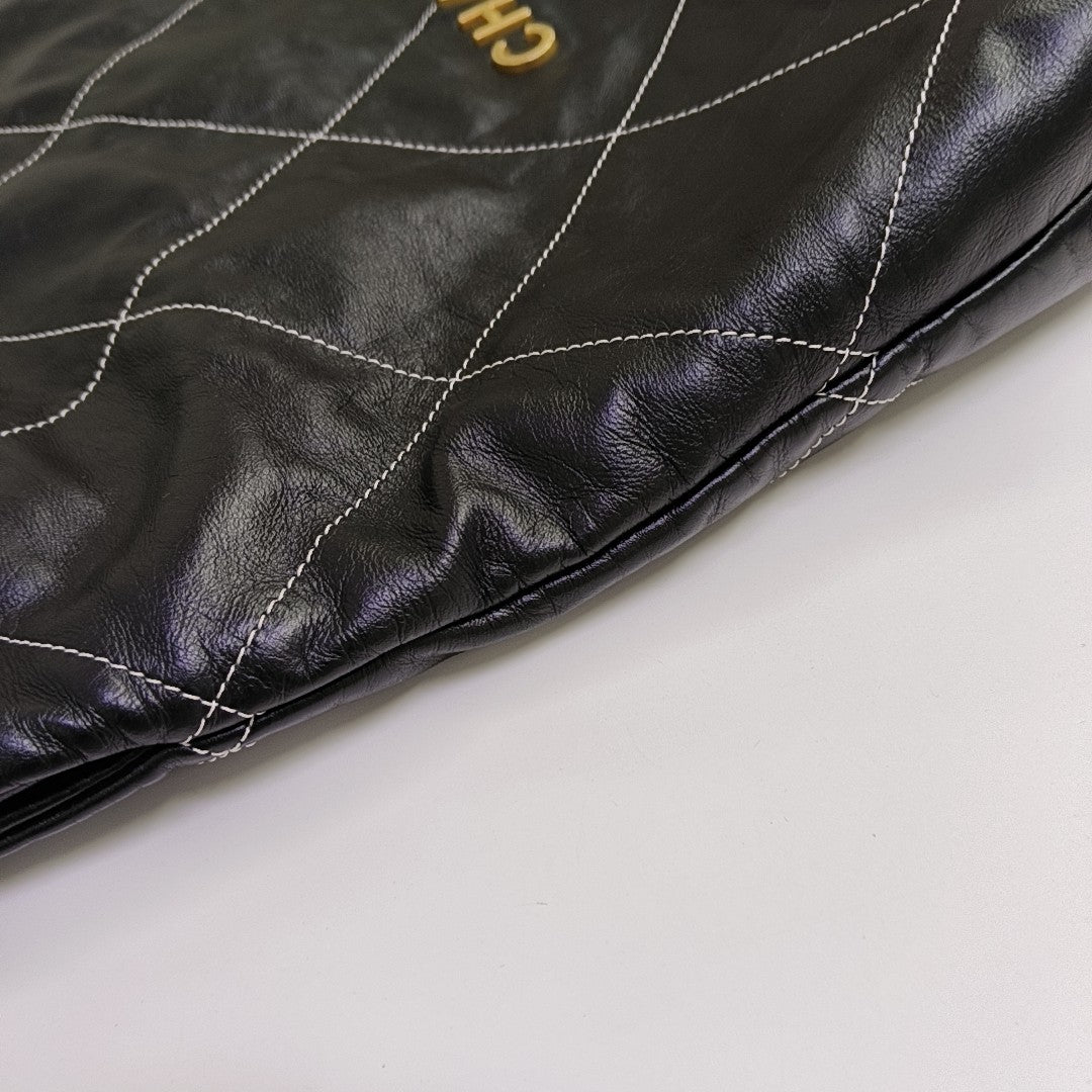 CHANEL 22 Medium Quilted Calfskin Black