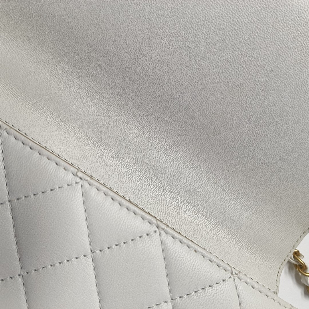 CLASSIC VERTICAL PEARL Quilted Lambskin White