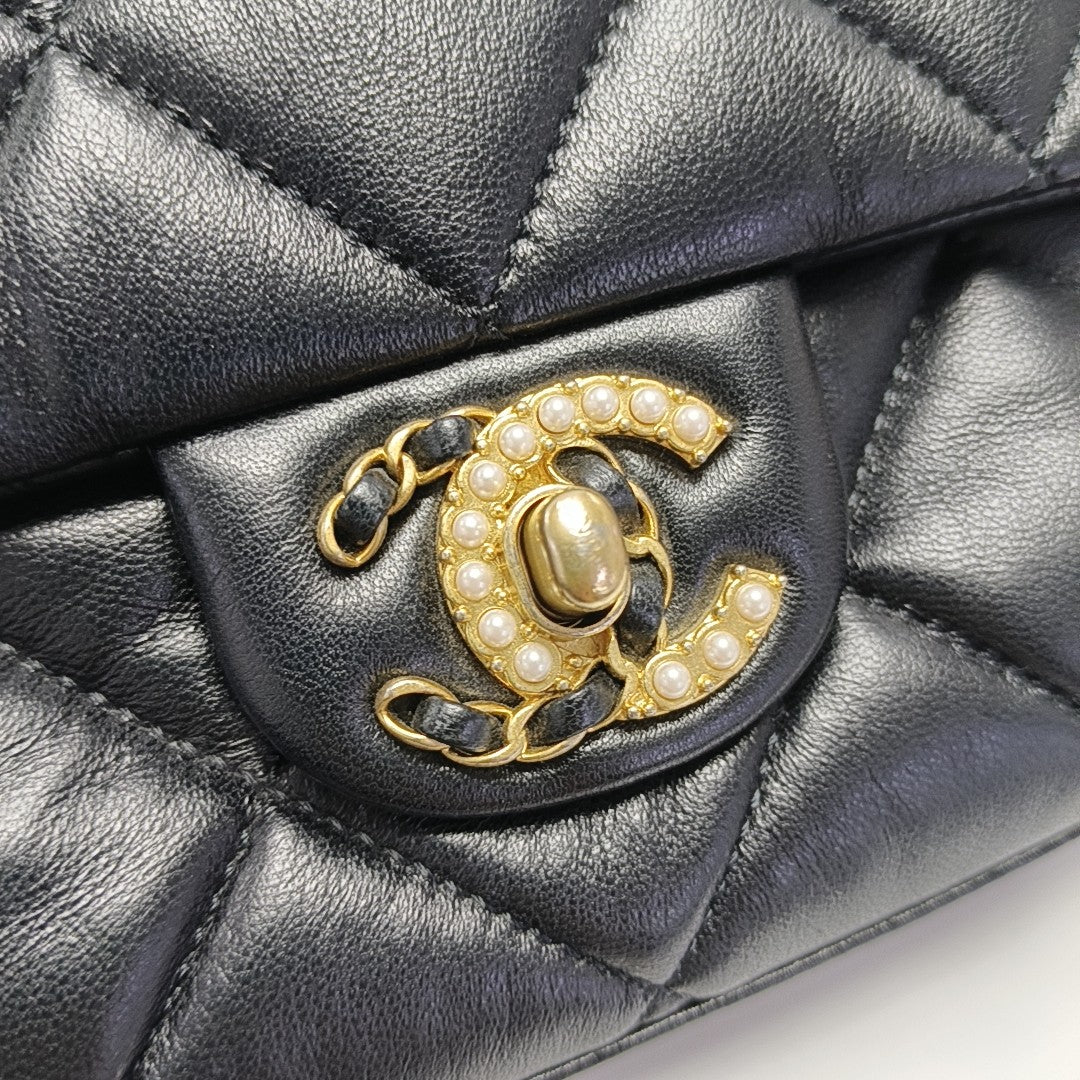 Quilted Lambskin Shoulder Bag Black