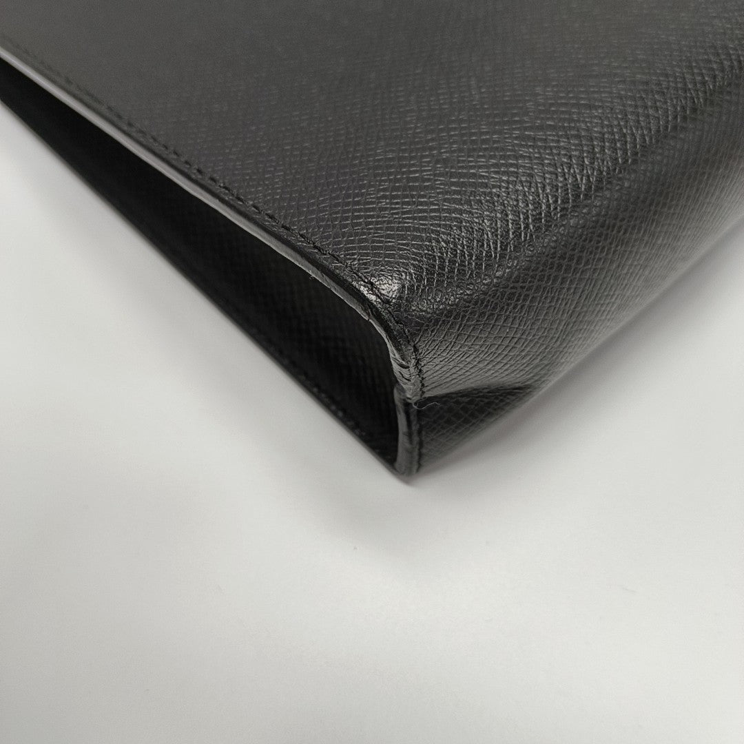 Pochette Voyag MM Calfskin Black