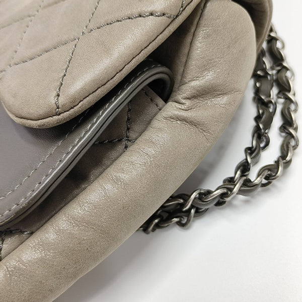 Bolso de Hombro Acolchado de Piel de Becerro Gris