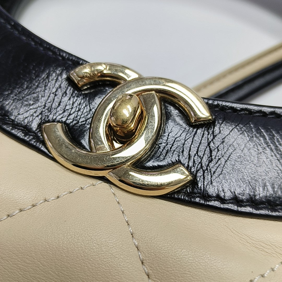 CHANEL 31 Piel de becerro acolchada grande beige