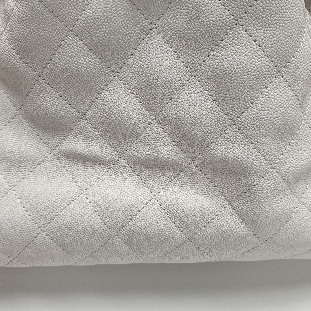 CHANEL 25 Small Piel de ternera granulada acolchada Blanca