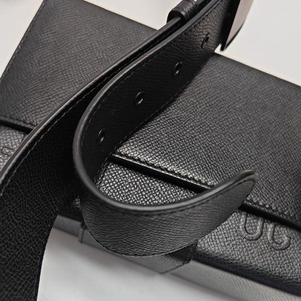 Authenticated pre-owned  30 Montaigne Calfskin Black - Shoulder Bag at Looply