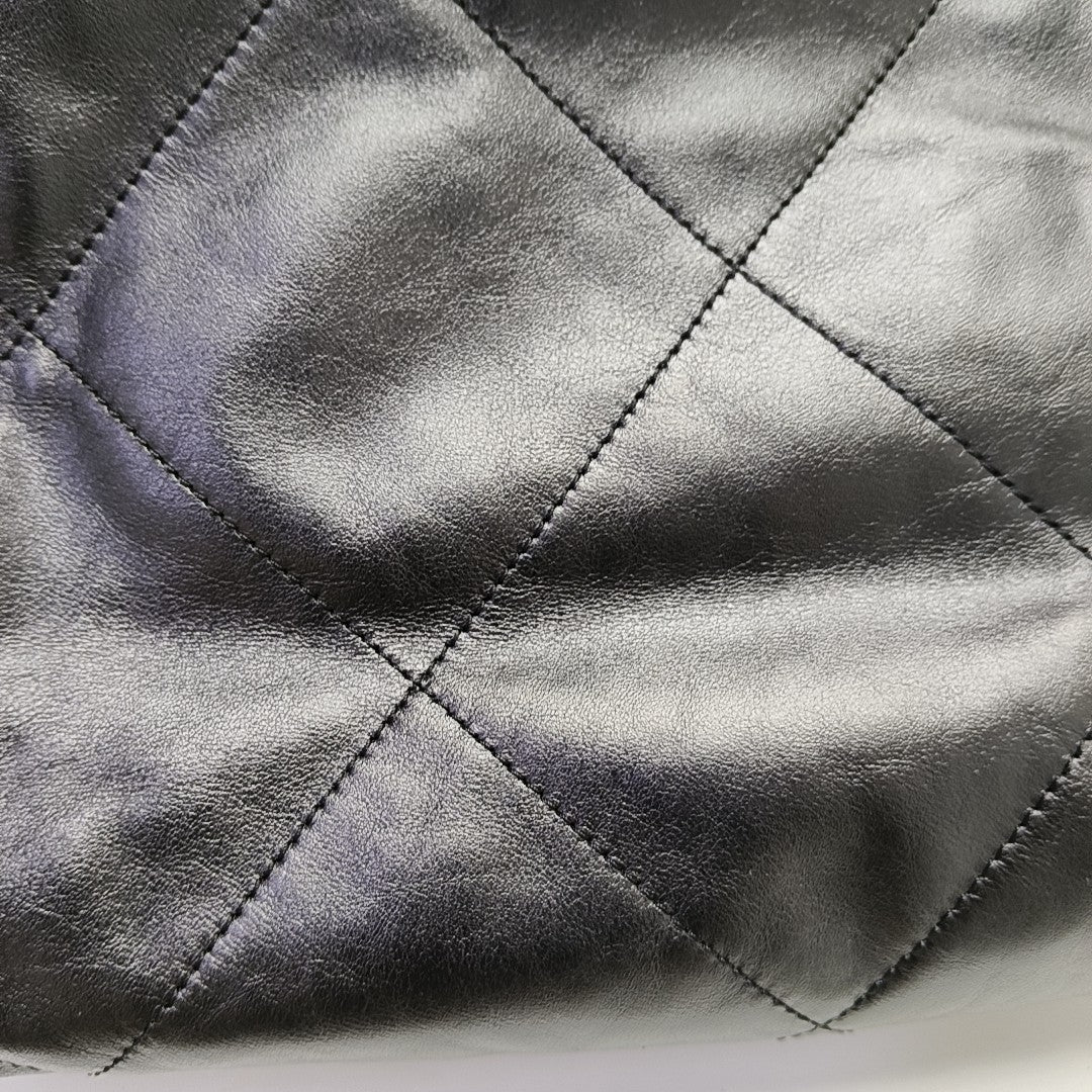 CHANEL 22 Piel de becerro acolchada pequeña negra