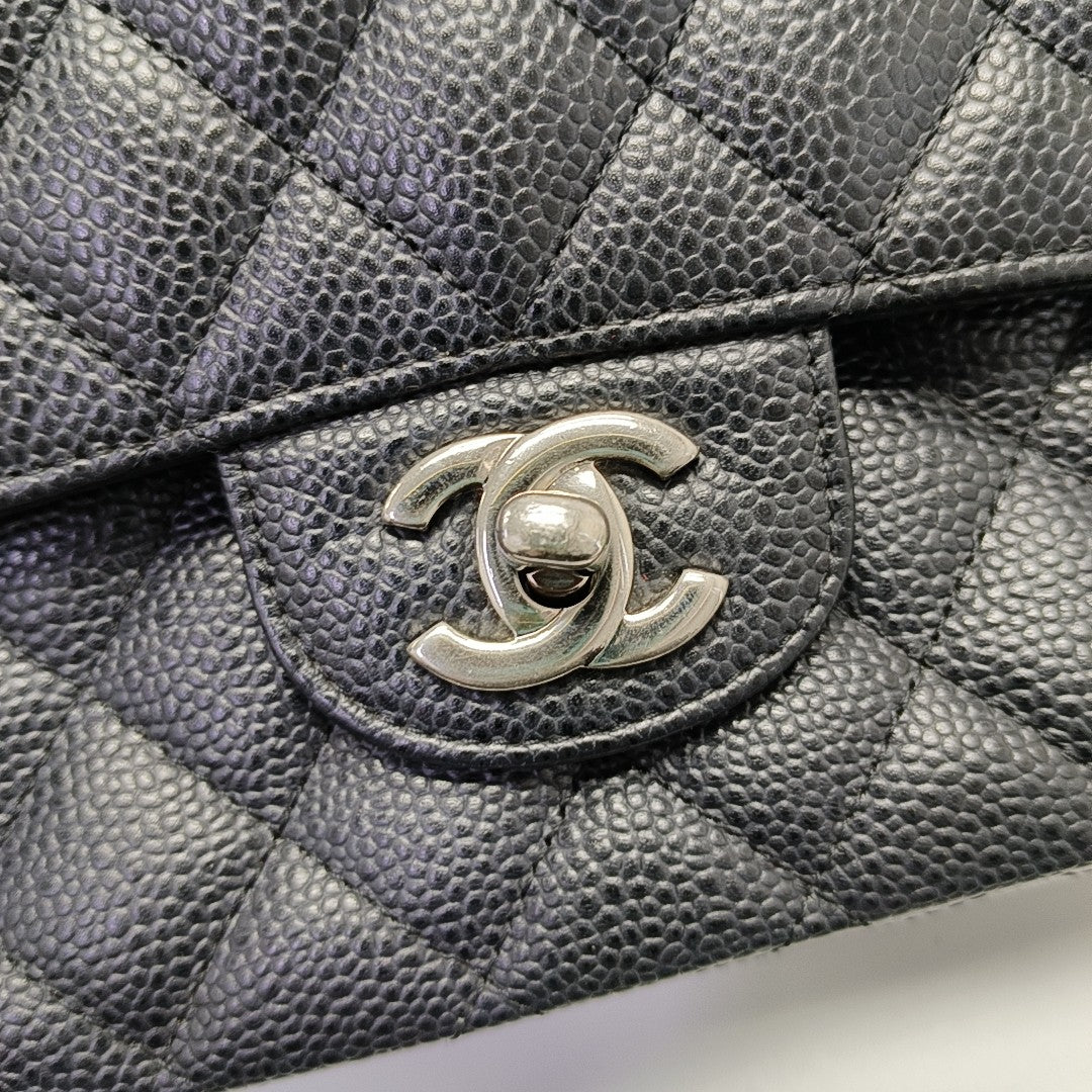 CLASSIC FLAP Medium Quilted Grained Calfskin Black