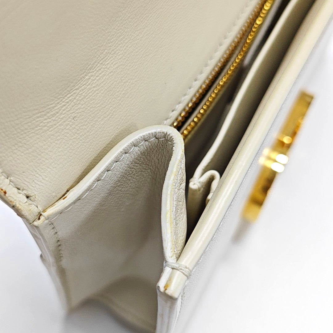 Authenticated pre-owned  30 Montaigne Calfskin White - Shoulder Bag at Looply