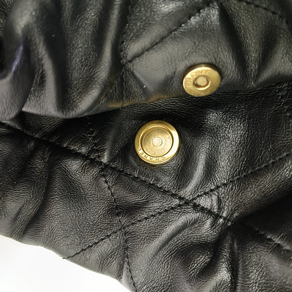 CHANEL 22 Small Quilted Calfskin Black