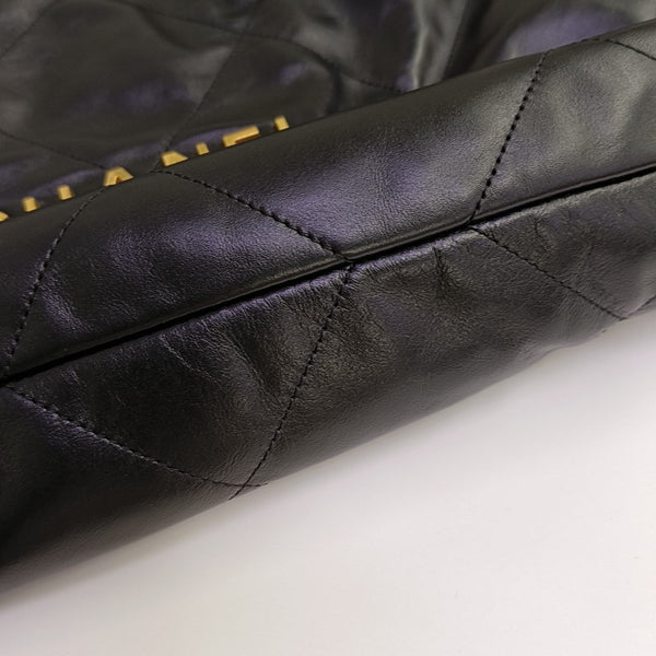 CHANEL 22 Medium Quilted Calfskin Black
