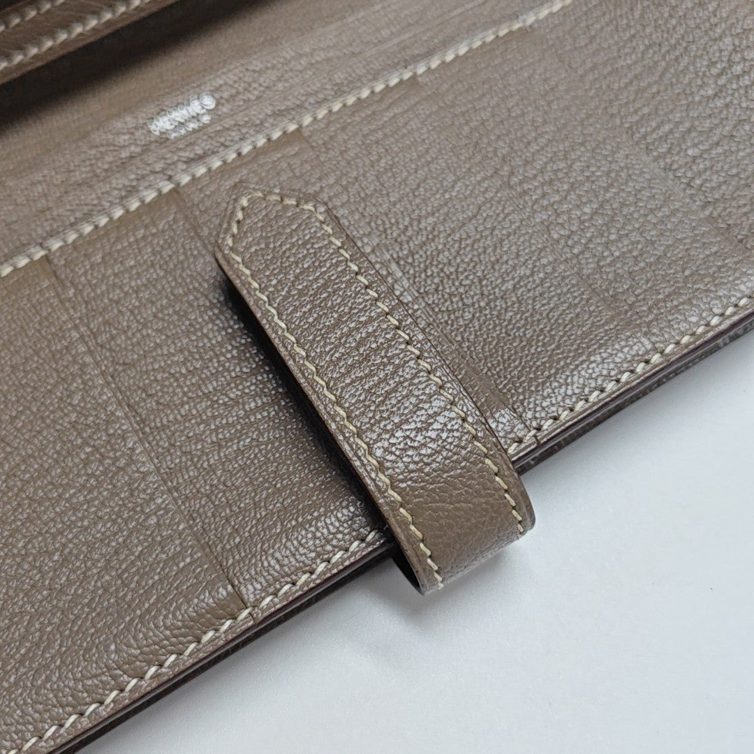 Bearn Medium Chèvre Mysore Gray Wallet