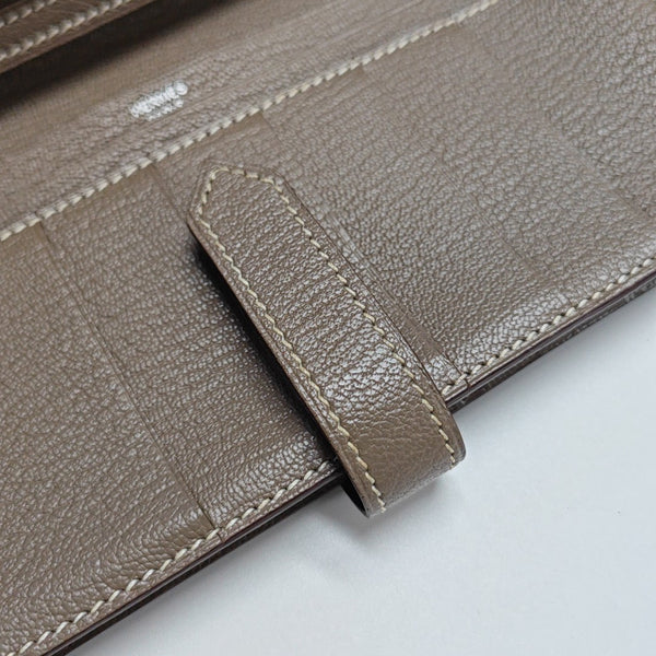 Bearn Medium Chèvre Mysore Gray Wallet