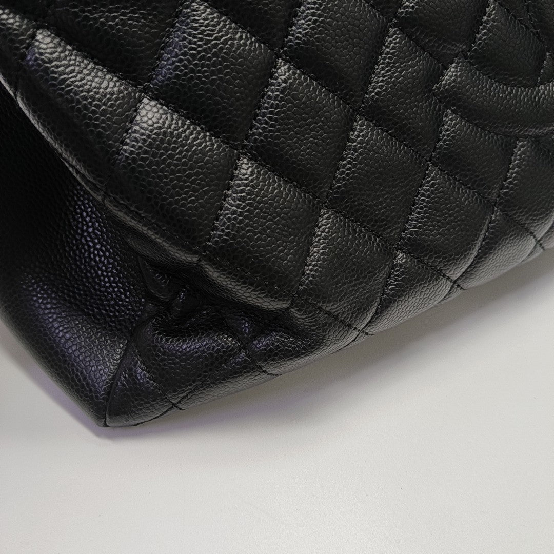 CHANEL GST Extra Grande Piel de Becerro Granulada Acolchada Negra