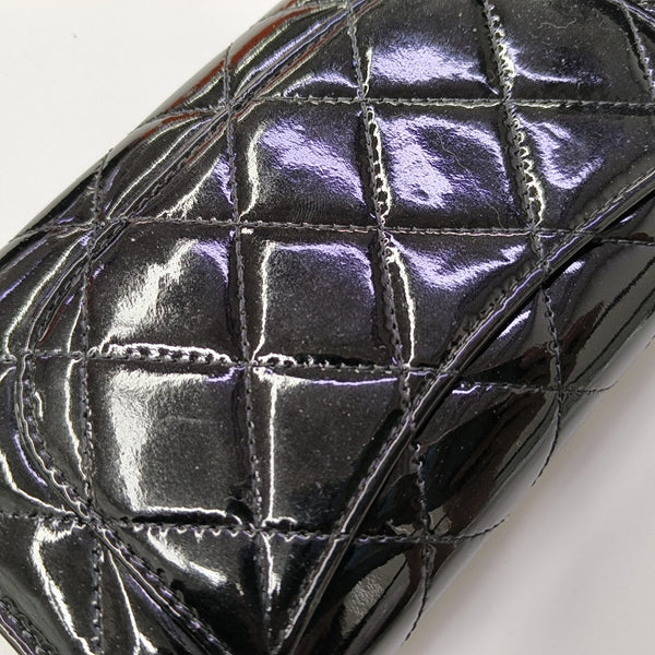 Cartera negra de piel charol acolchada CLASSIC FLAP