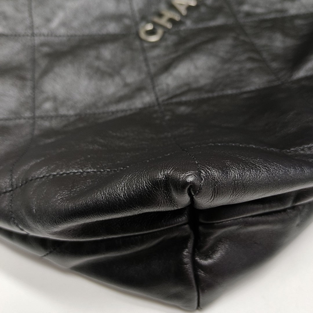CHANEL 22 Medium Quilted Calfskin Black
