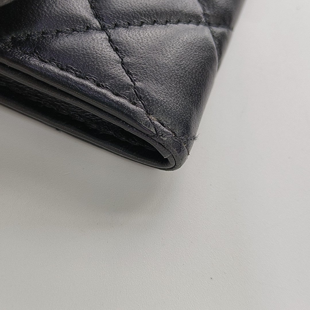 2.55 Cartera negra de piel de becerro acolchada
