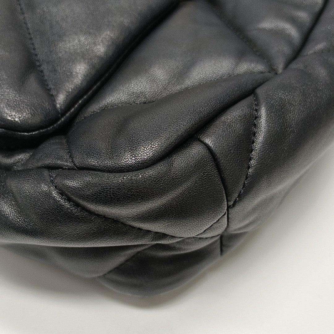 CHANEL 19 Pequeño Piel de Cordero Acolchada Negro