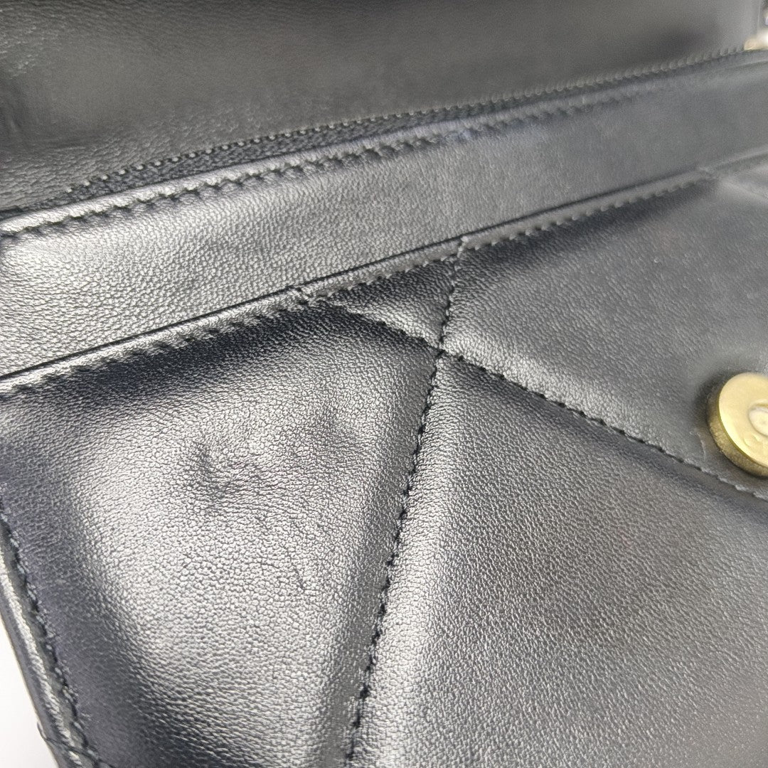 CHANEL 19 WOC Piel de Cordero Acolchada Negra