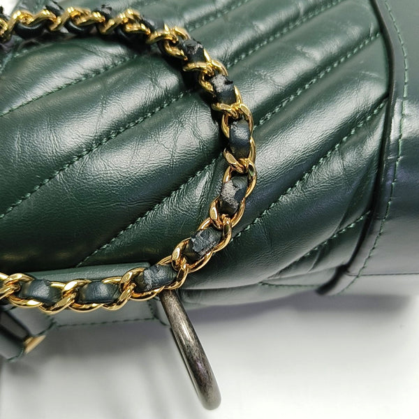 Authenticated pre-owned  GABRIELLE Small Chevron, Quilted Calfskin Green - Shoulder Bag at Looply