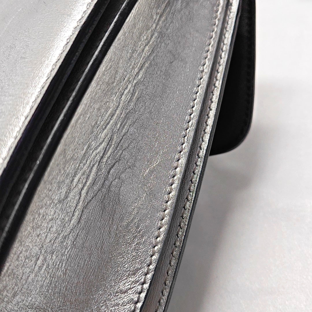 Authenticated pre-owned  CLASSIC BOX Calfskin Silver - Shoulder Bag at Looply
