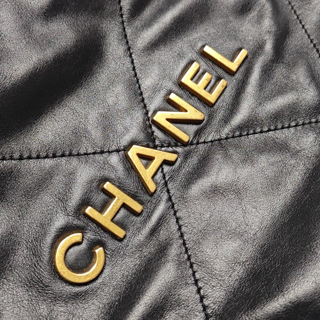 CHANEL 22 Medium Quilted Calfskin Black