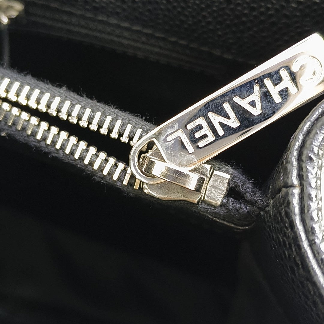CHANEL GST Grande Piel de Becerro Granulada Acolchada Negra