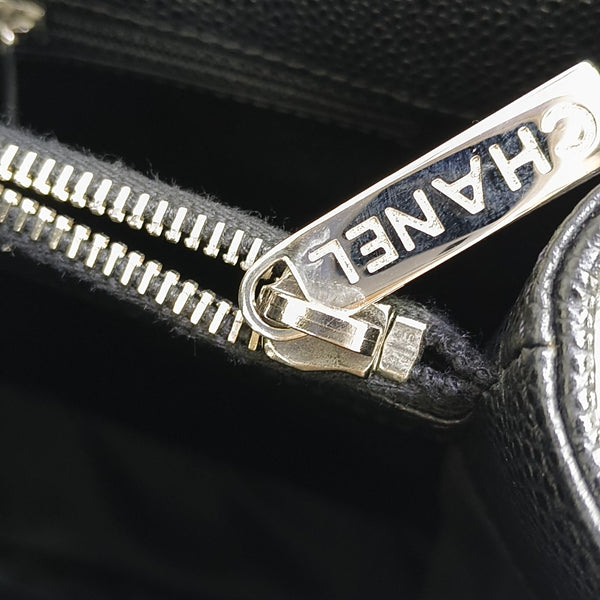 CHANEL GST Grande Piel de Becerro Granulada Acolchada Negra