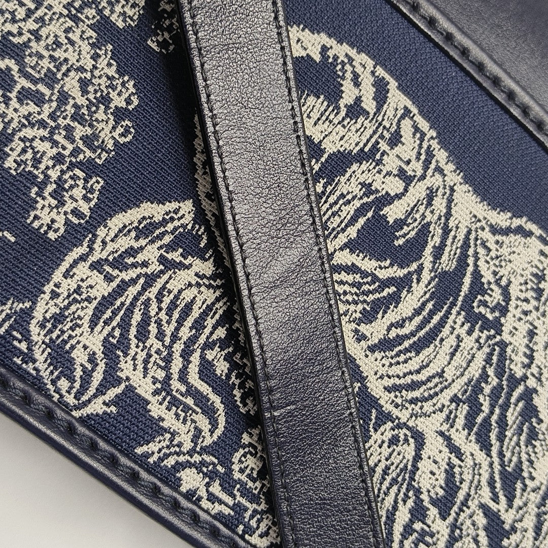 30 Montaigne Canvas Blue