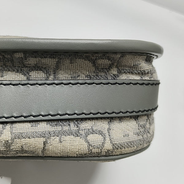 Bobby Medium Oblique Canvas Gray