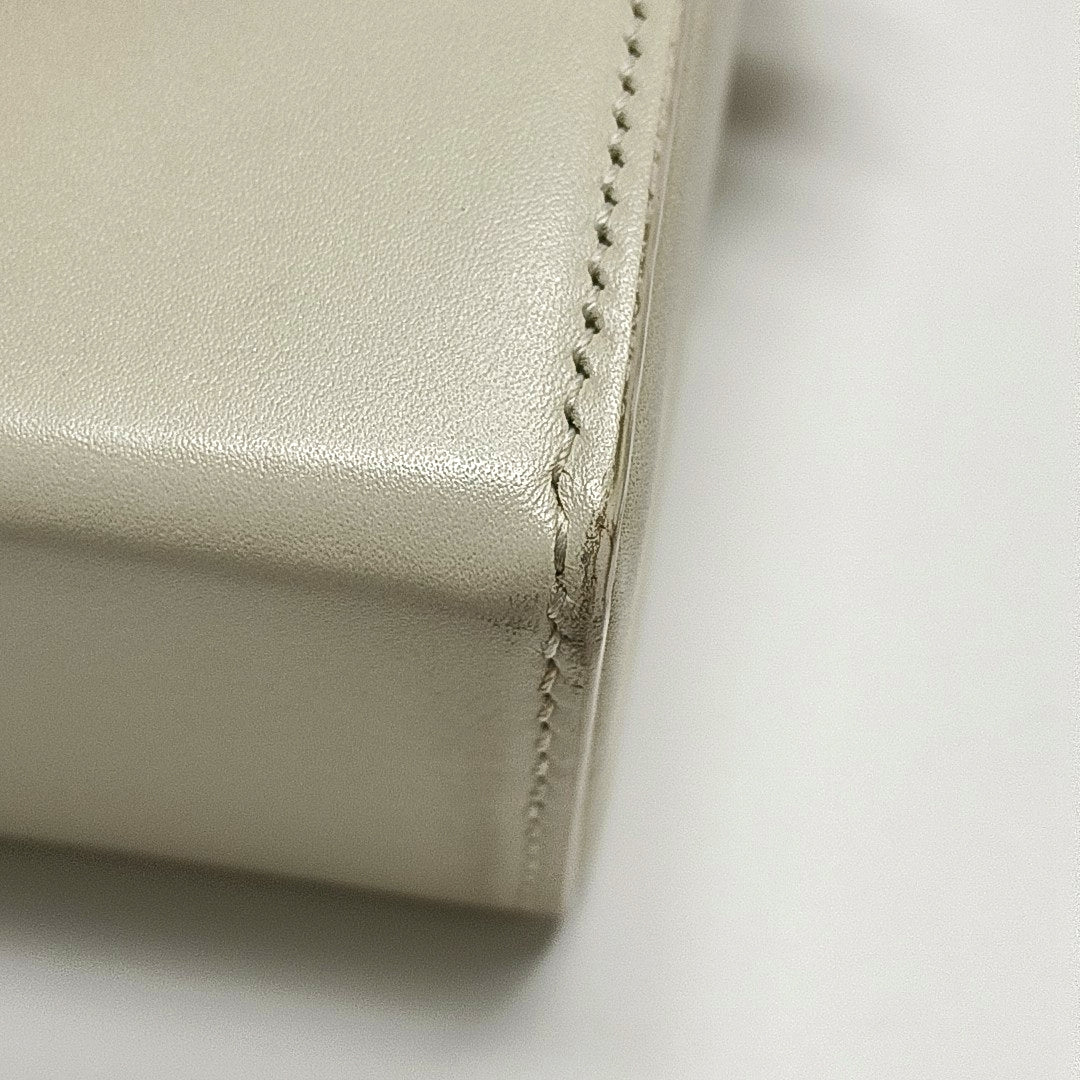 Authenticated pre-owned  30 Montaigne Calfskin White - Shoulder Bag at Looply