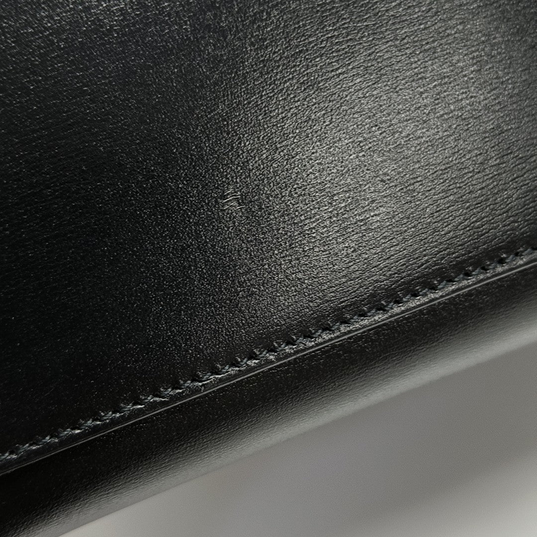 Authenticated pre-owned  MANHATTAN Small Calfskin Black - Tote Bag at Looply