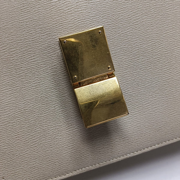 Authenticated pre-owned  CLASSIC BOX Medium Calfskin Beige - Shoulder Bag at Looply